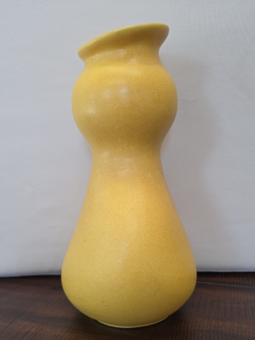 Vintage mustard yellow matte speckled ceramic vase, mid-century modern style - Picture 2 of 8